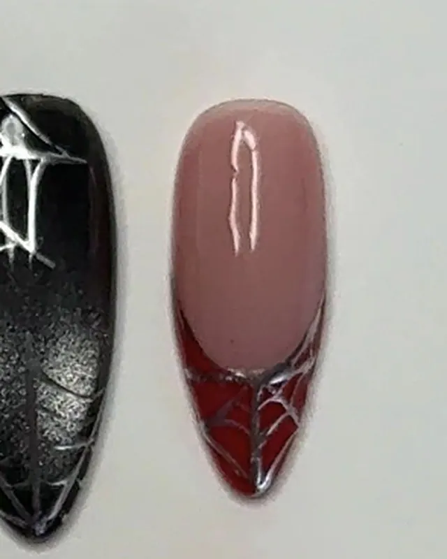 Ongle amande nude à french rouge, toile argentée sur la pointe.