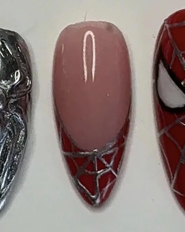 Une autre french rouge à toile argentée, à côté d’un masque de Spider-Man.