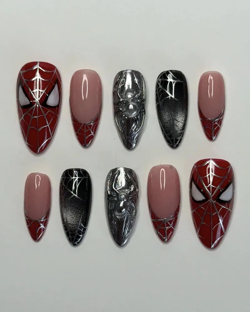 Le set Spidey rouge posé à plat : masques de Spider-Man, ongles chromés, toile noire et french rouge.