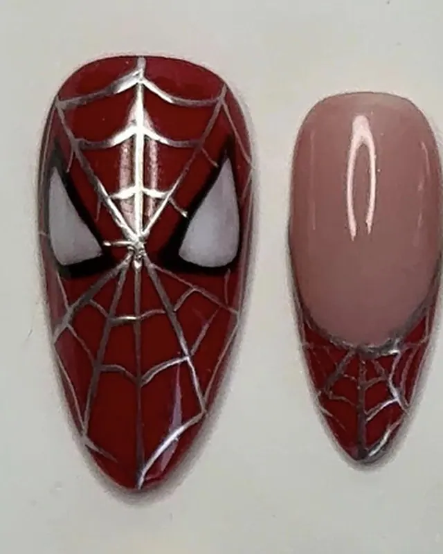 Gros plan sur le masque de Spider-Man : fond rouge, toile argentée, yeux blancs.