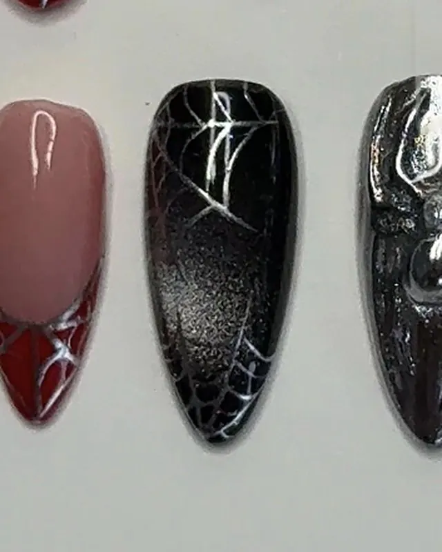 Ongle amande noir, voile pailleté et toile d’araignée argentée.