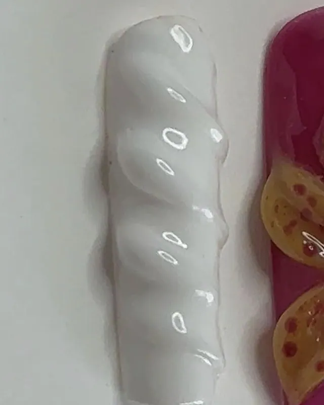 Ongle carré blanc avec des vagues en relief.
